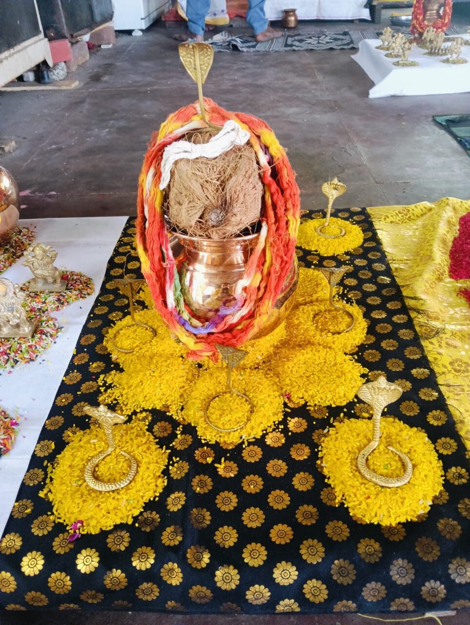 पूजा व्यवस्था और सामग्री की झलक